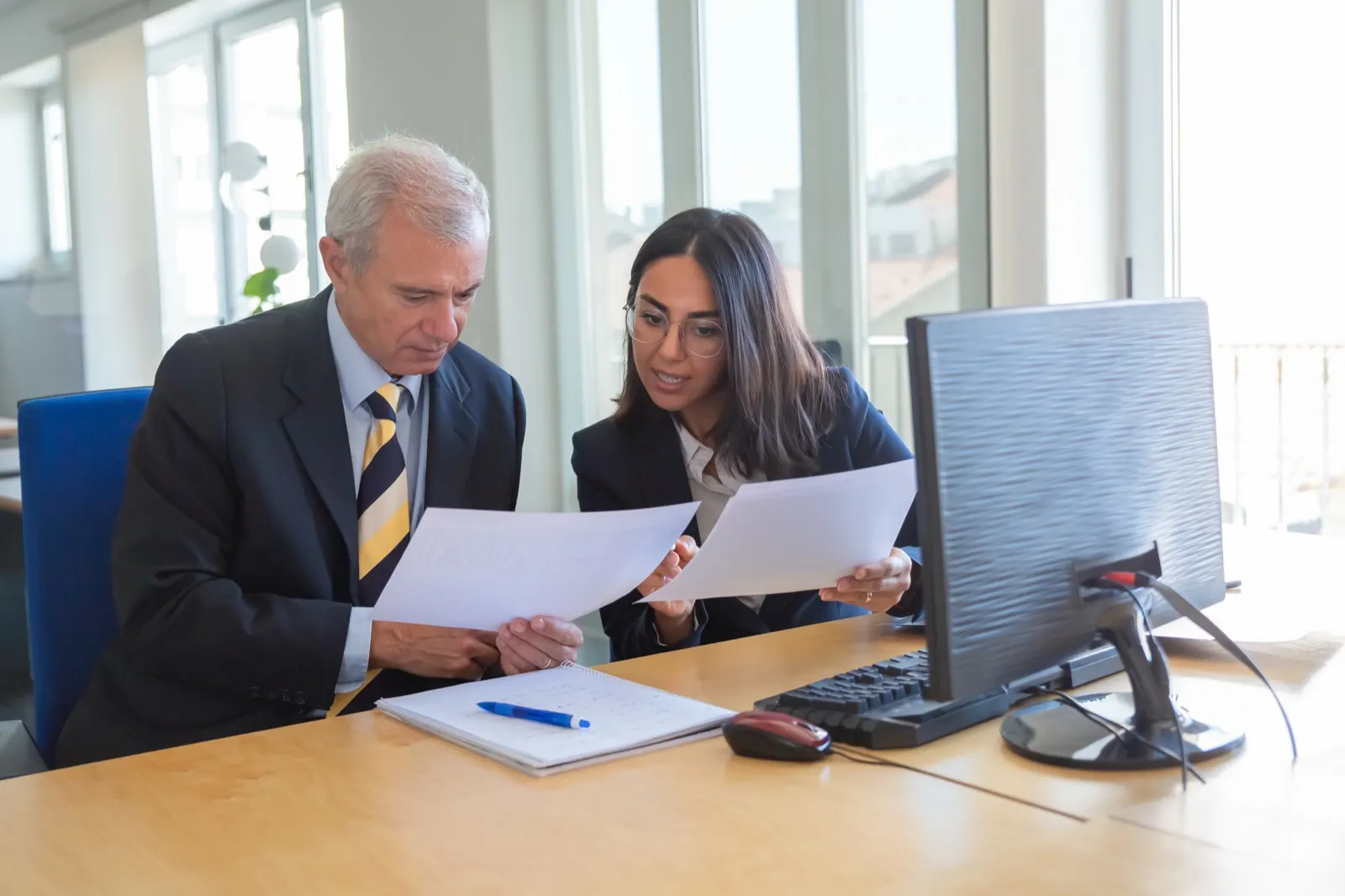 Perito y abogado revisando un informe pericial en Barcelona