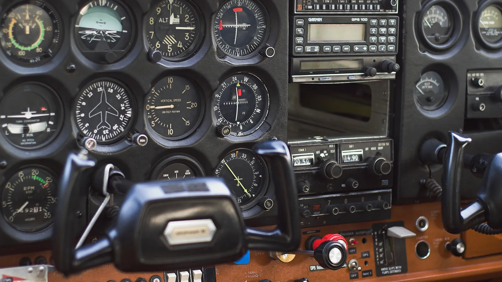 Instrumentos analógicos del panel de mandos de una avioneta