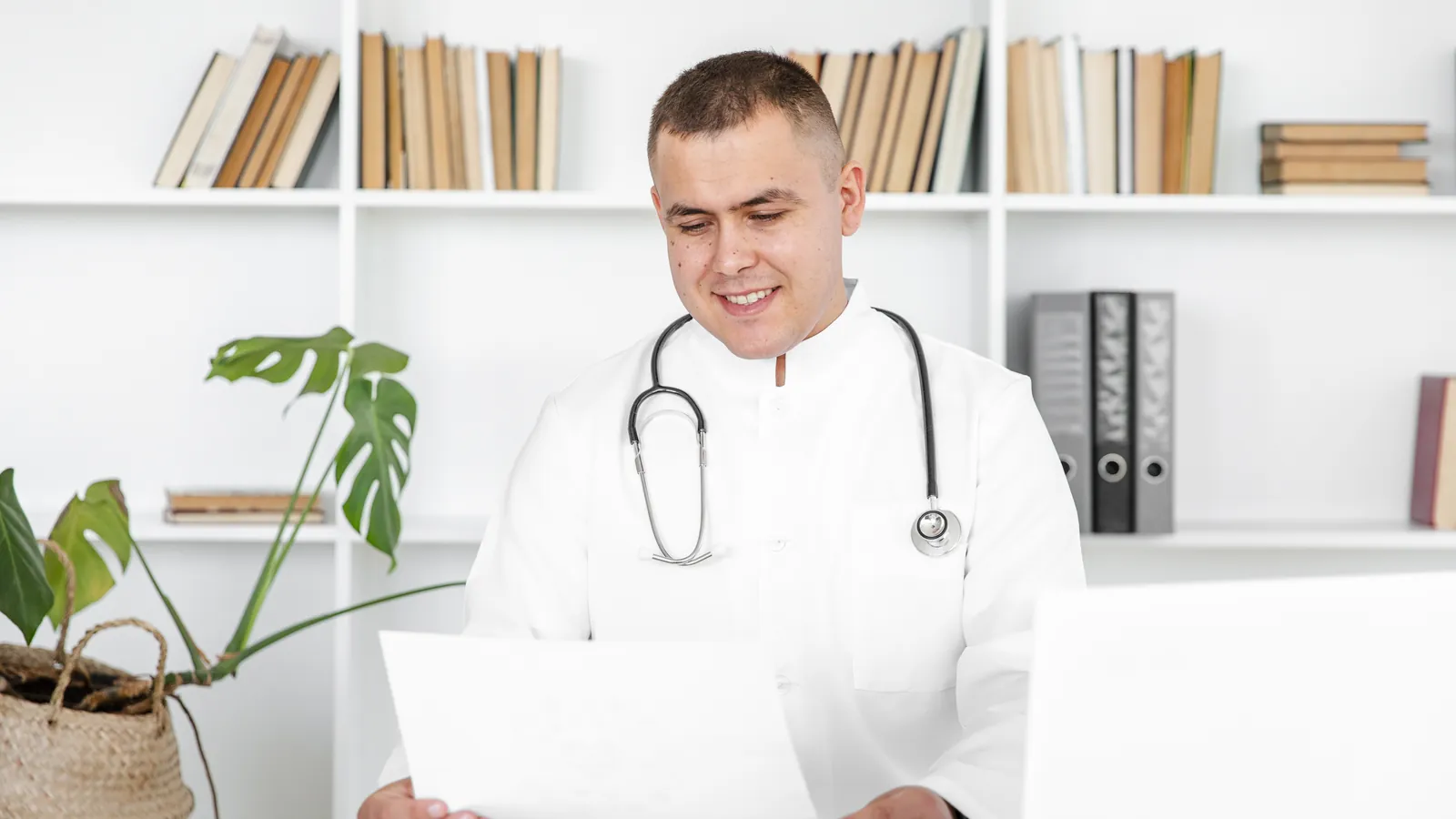 Perito médico revisando con calma un historial clínico en su despacho para valorar una posible negligencia médica