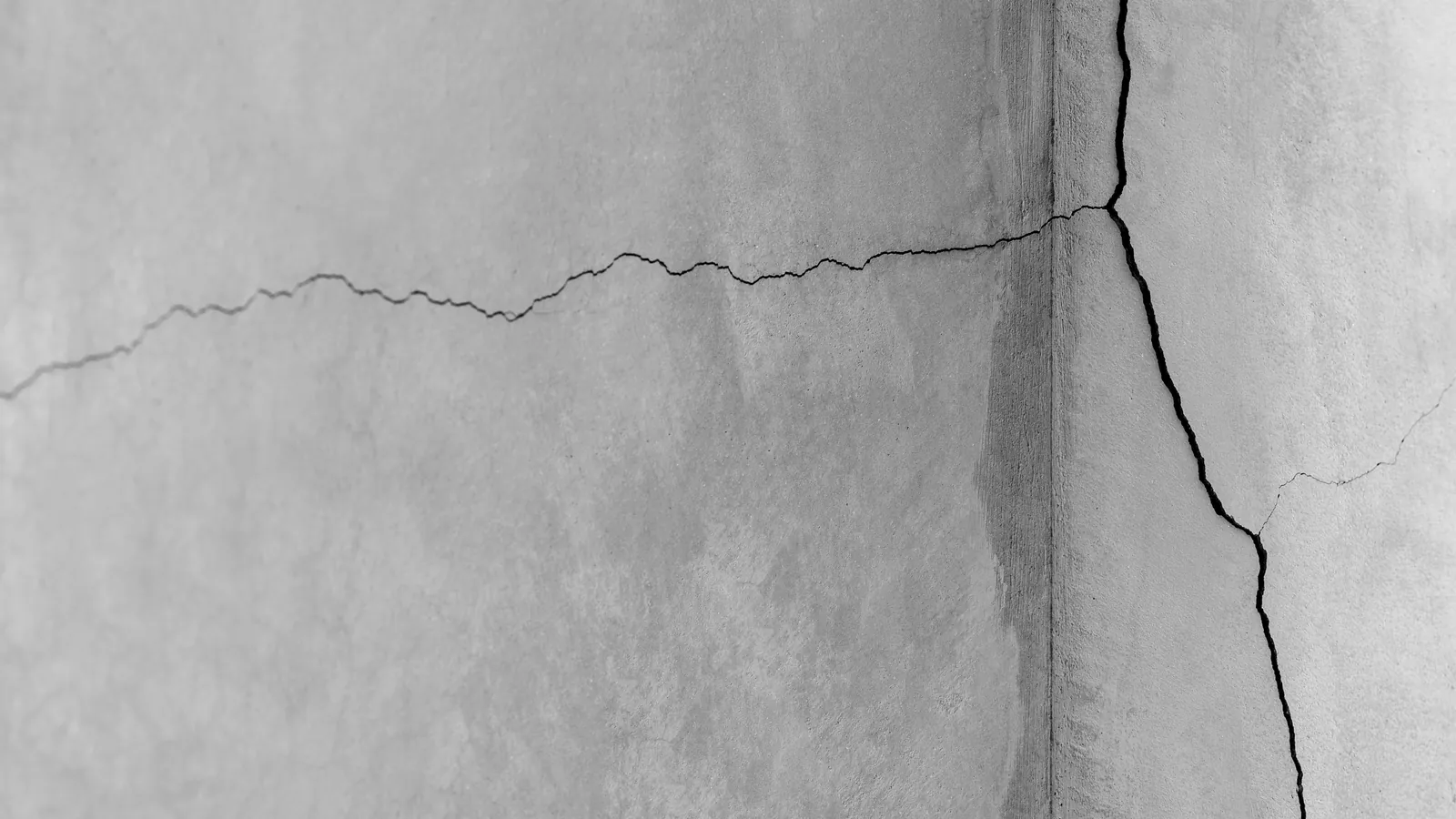 Detalle de una grieta en la esquina de una pared de un edificio