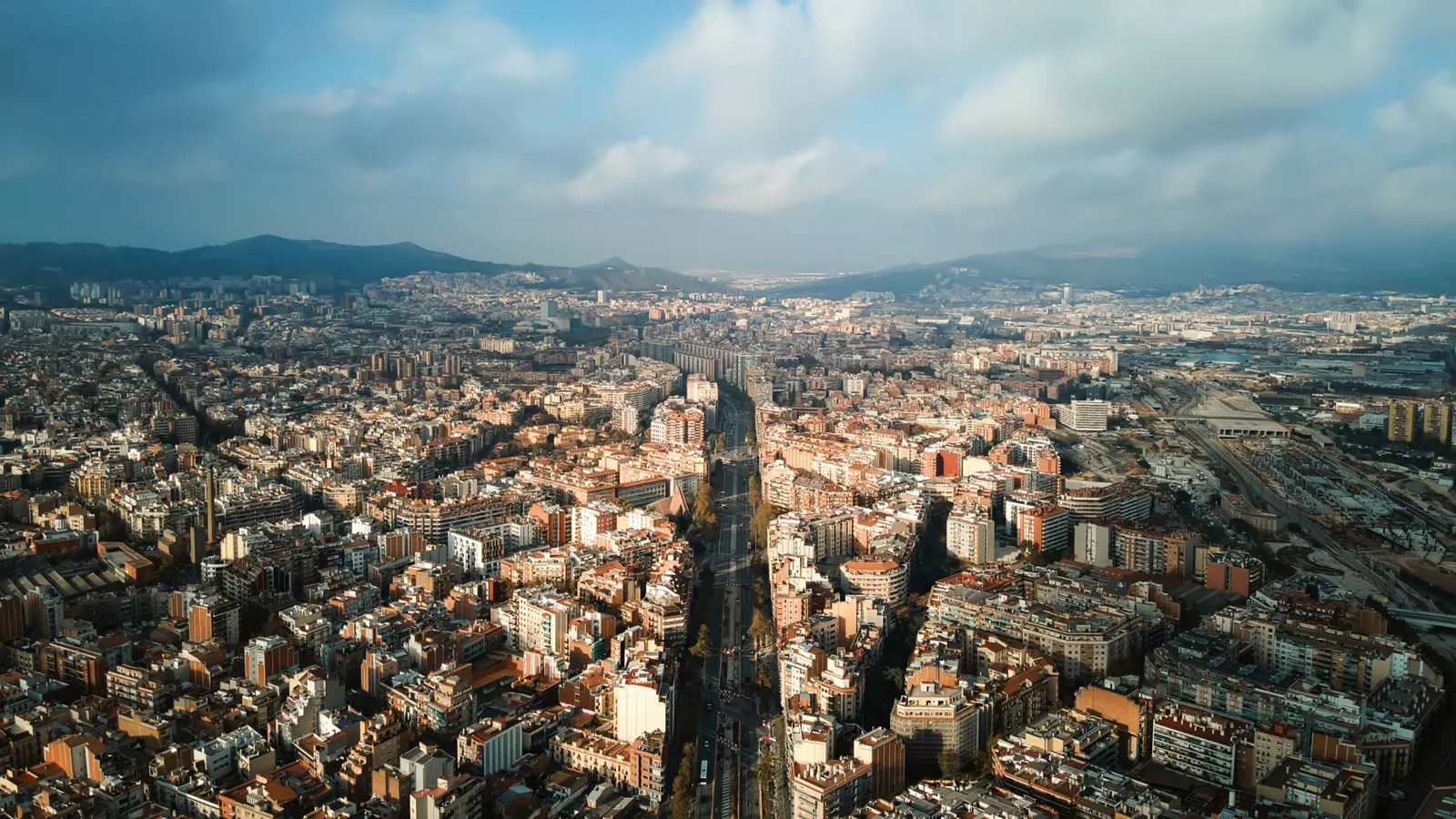 Vista aérea del Eixample de Barcelona, donde tuPerito busca peritos judiciales