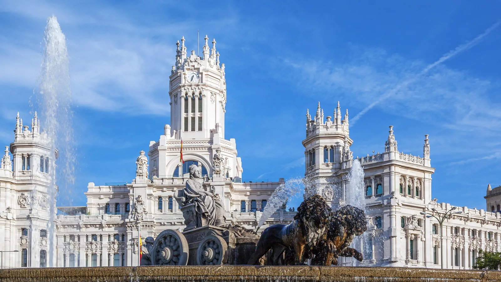 Palacio de Cibeles y fuente de la Cibeles en Madrid en un día soleado