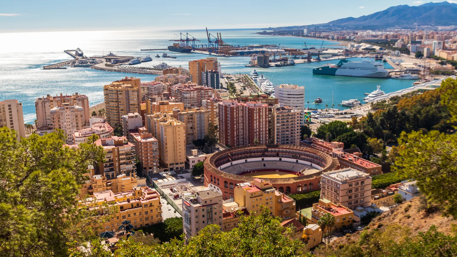 Vista de Málaga con la plaza de toros de La Malagueta, el puerto y el Mediterráneo
