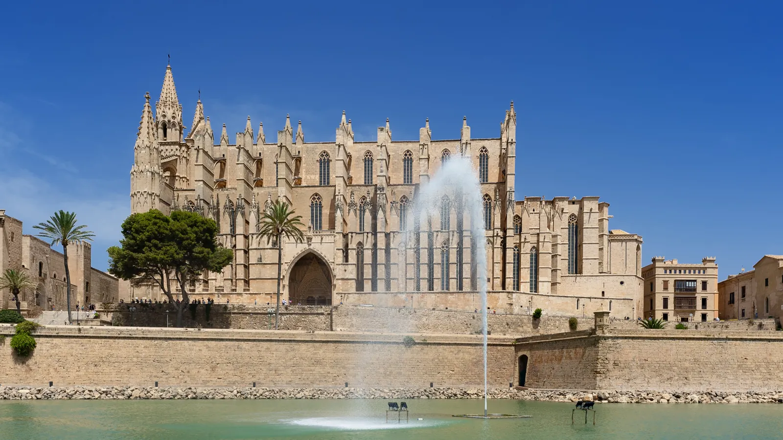 Catedral de Palma de Mallorca y el lago del Parc de la Mar en un día soleado