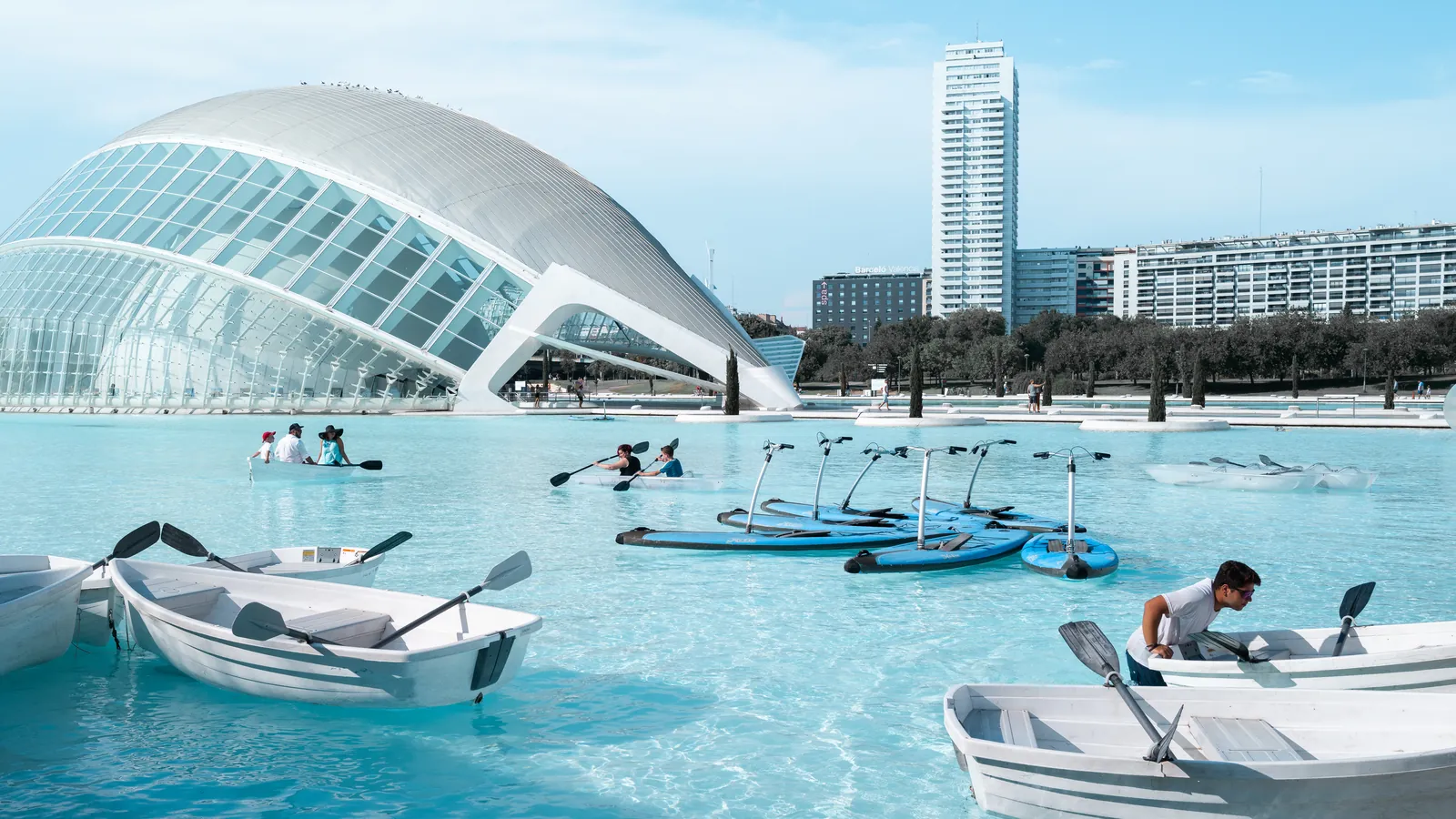 L'Hemisfèric de la Ciudad de las Artes y las Ciencias de Valencia con barcas en el estanque
