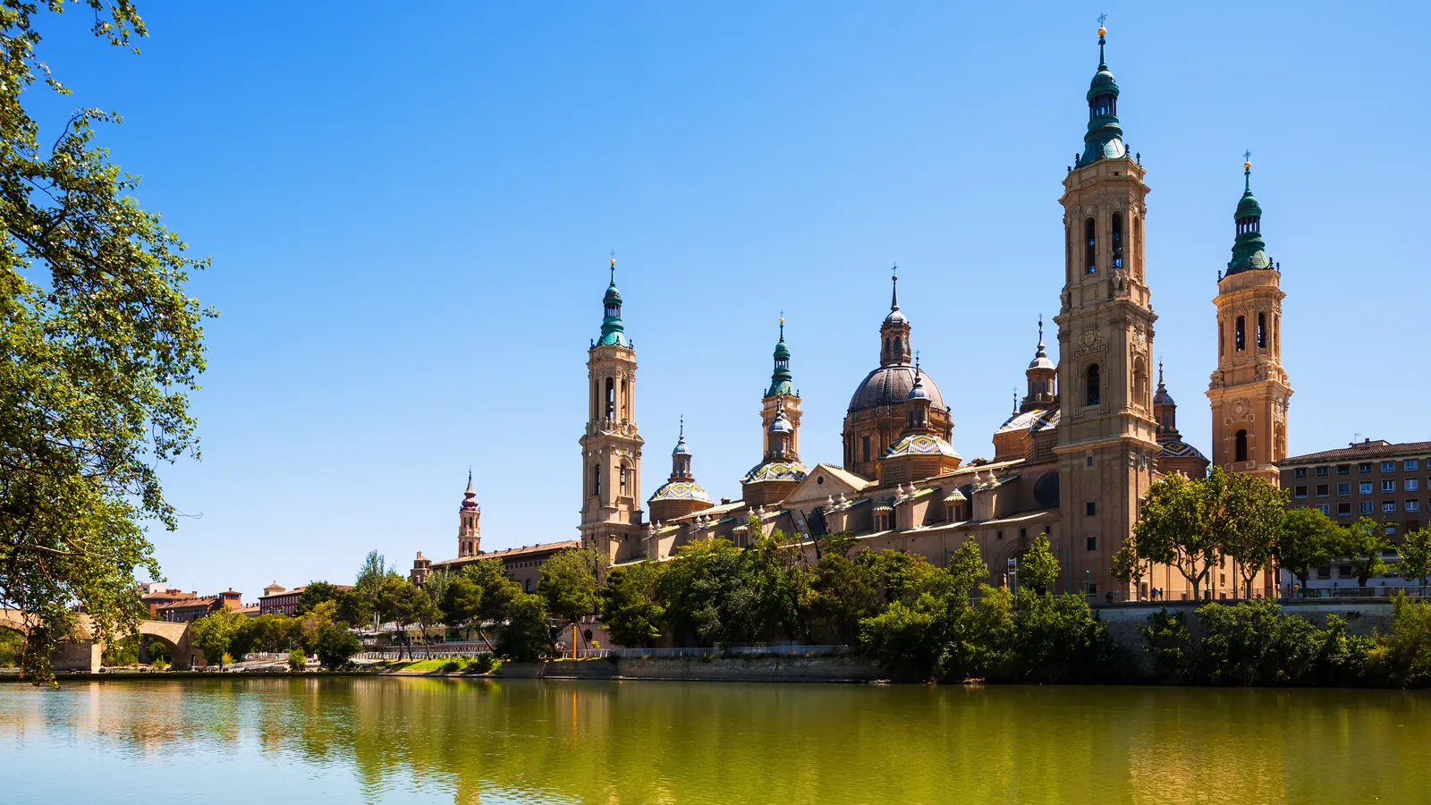 Basílica del Pilar de Zaragoza a orillas del río Ebro en un día despejado